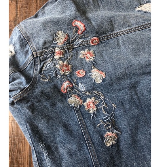 ✨LAST ONE ✨Embroidered distressed jean jacket - Picture 7 of 7